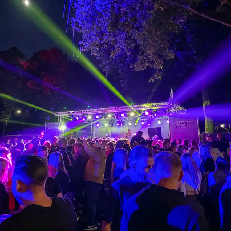 Buitenpodia of truss overkapping nodig? JVR Licht en geluid kan het op jouw event of feest verzorgen.