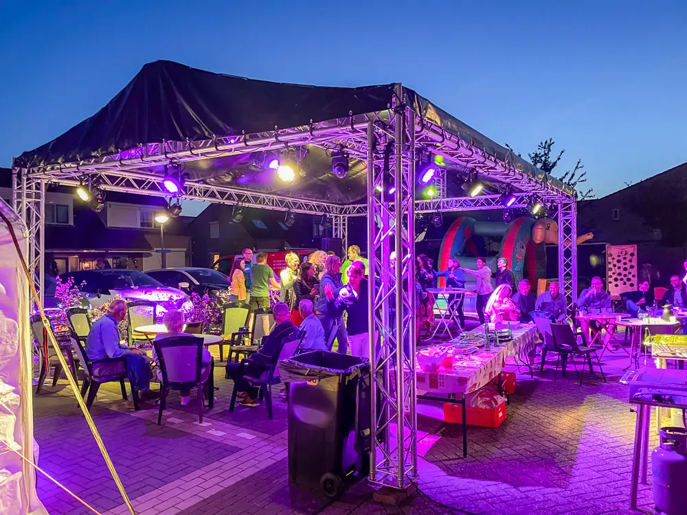 Truss overkapping voor jouw feest of event nodig. JVR licht en geluid kan het voor jouw verzorgen.